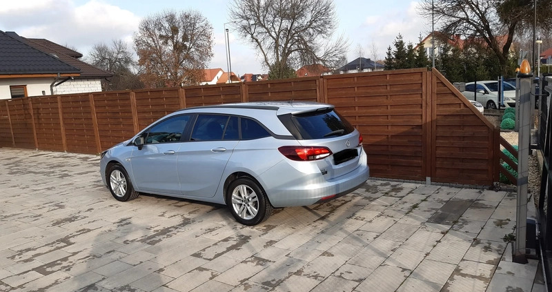 Opel Astra cena 41900 przebieg: 198000, rok produkcji 2016 z Grójec małe 562